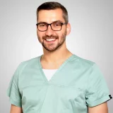 Zahnarzt in der Zahnarztpraxis zur Linde